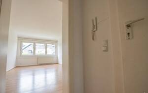 Exklusive 3-Zimmer-DG-Wohnung mit Einbauküche in Wiesbaden – 65195 Wiesbaden – Vorschaubild 4