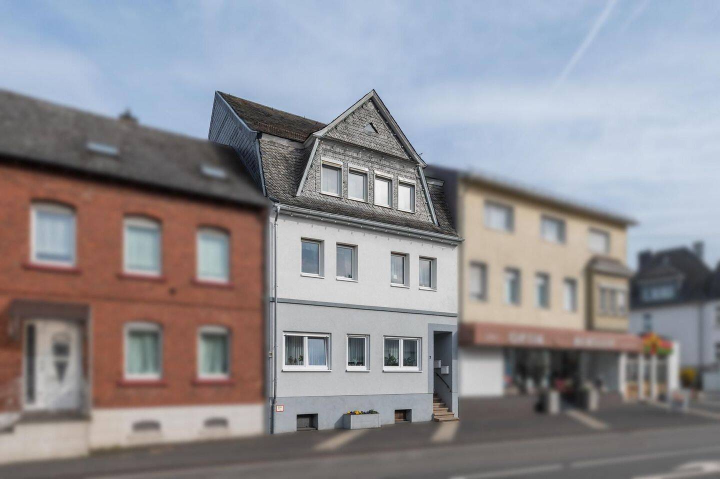 Kernsaniertes Dreifamilienhaus mit Charakter, drei Stellplätzen und soliden Mieteinnahmen – Kastellaun – Vorschaubild 2