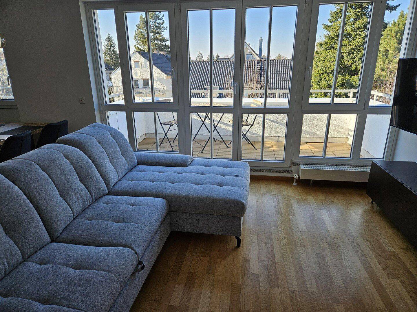 Möblierte 2-Zimmer-Wohnung mit Balkon, TG-Stellplatz und WLAN - ideal für Expats – München – Vorschaubild 2