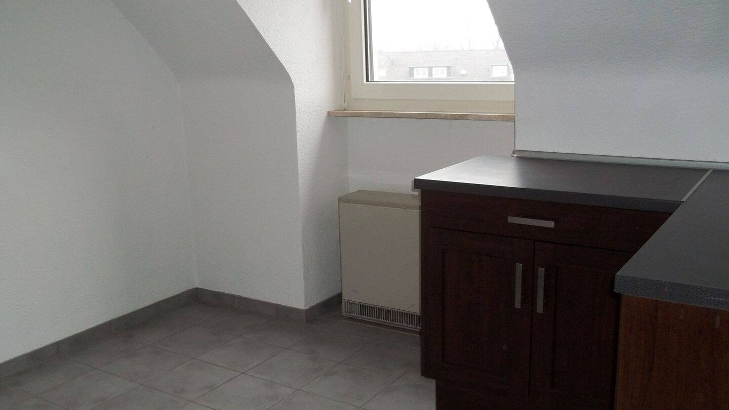 Gepflegte Dachgeschosswohnung mit 2,5 zimmern und Einbauküche in Duissern – Duisburg – Vorschaubild 6