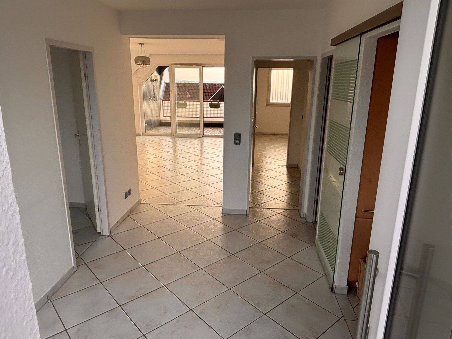 Charmante Dachgeschosswohnung im Herzen von Lüdenscheid - 3 Zimmer, Balkon und Aufzug
