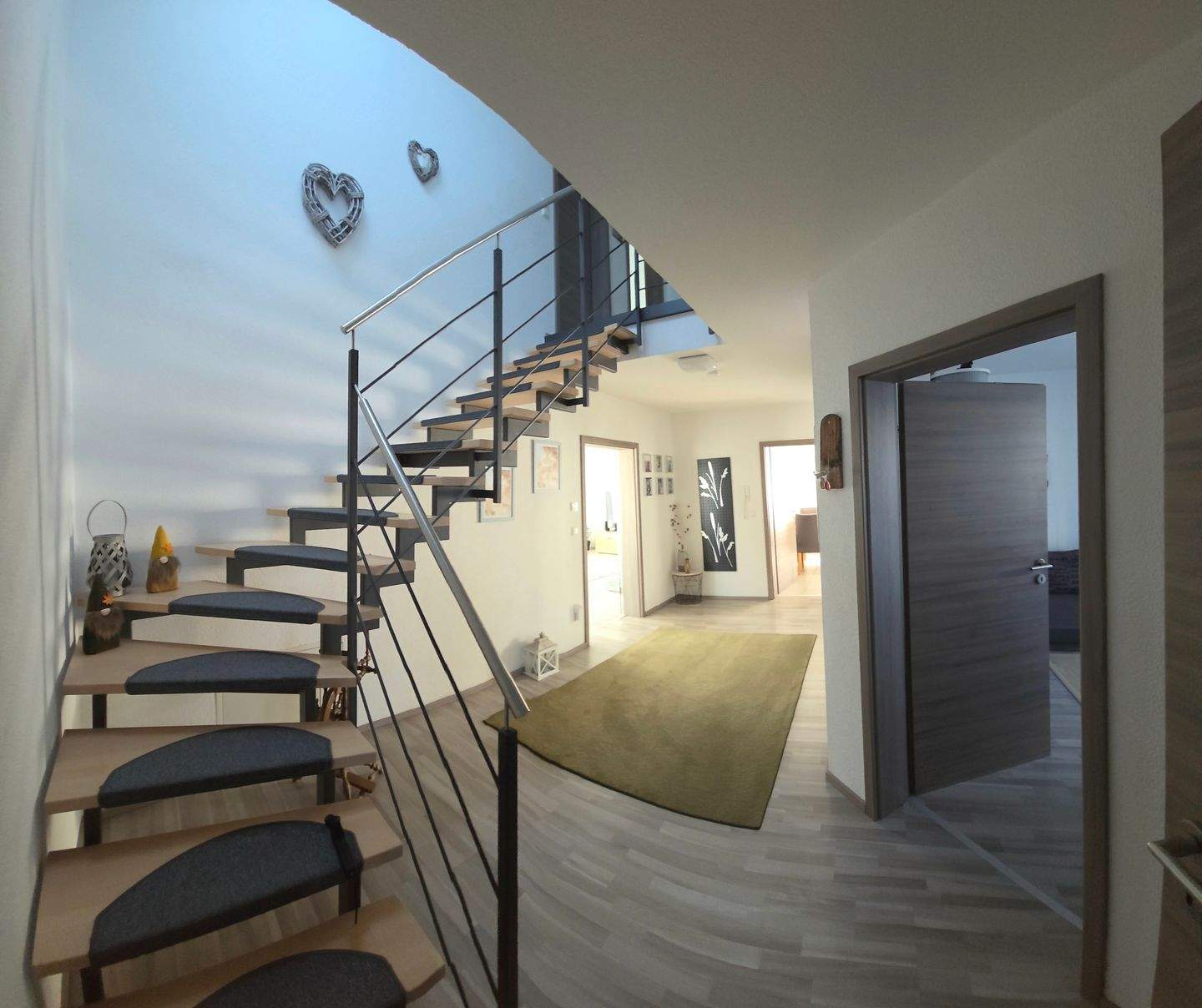 Exklusives Einfamilienhaus, mit Einliegerwohnung und unterkellerter Doppelgarage. Mieteinnahmen -> konstantes Einkommen und finanzielle Sicherheit – Bräunlingen – Vorschaubild 7