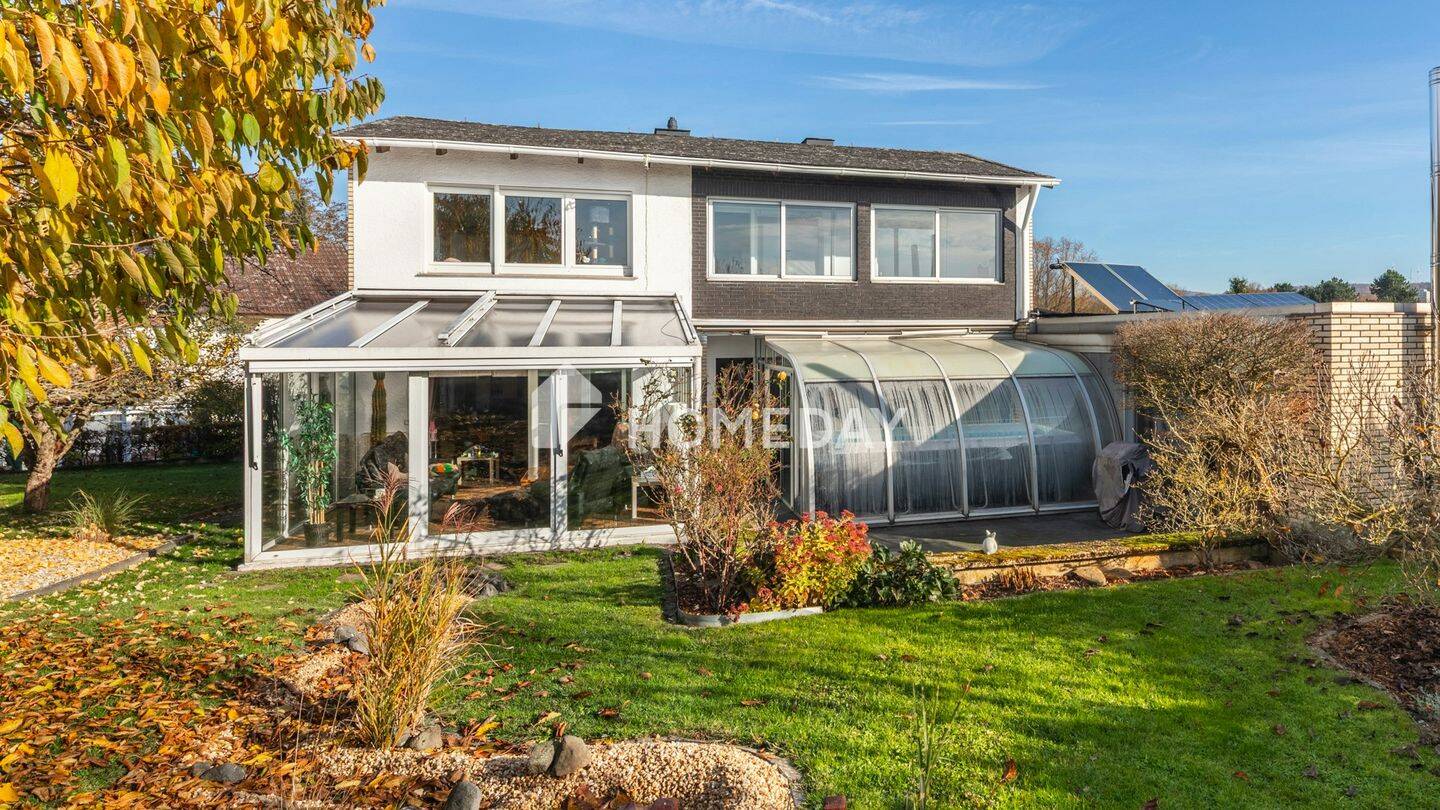 Zeitlose Eleganz trifft Wohlfühlambiente - Exklusive Villa mit Spa, Gartenparadies & Fernsicht