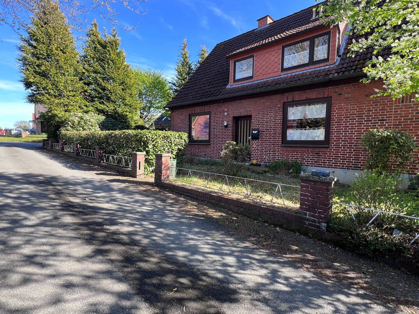 Potenzial in Toplage: Sanierungsbedürftiges Zweifamilienhaus mit ca.253m² Wohnfläche + ca.1.352 m² Eckgrundstück