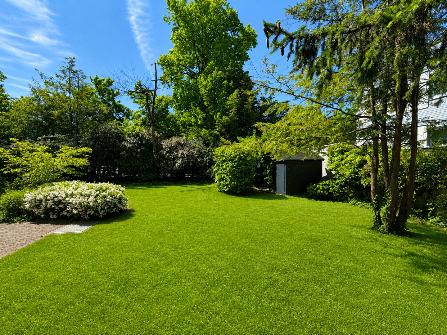 Luxuriöse 4-Zimmerwohnung in villenähnlicher Wohnlage mit großem umlaufenden Garten in Nymphenburg