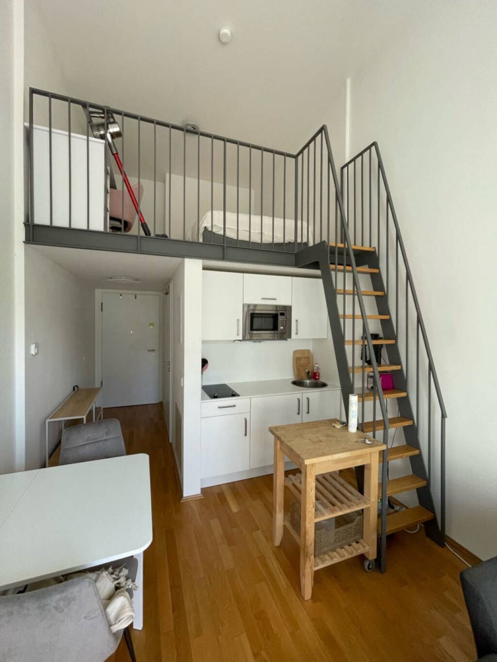 Helle 1-Zimmer-Wohnung mit Loggia in Neubau – voll möbliert