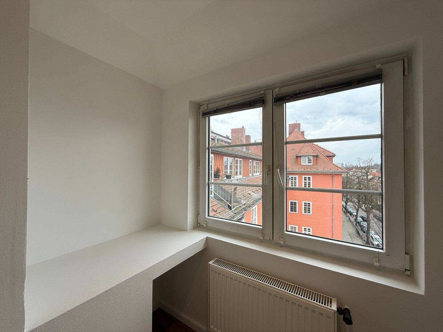 Bezugsfreie, großzügige 1-Zimmer-Altbauwohnung im Dachgeschoss mit schönem Balkon und Wohnküche! – Berlin – Vorschaubild 4