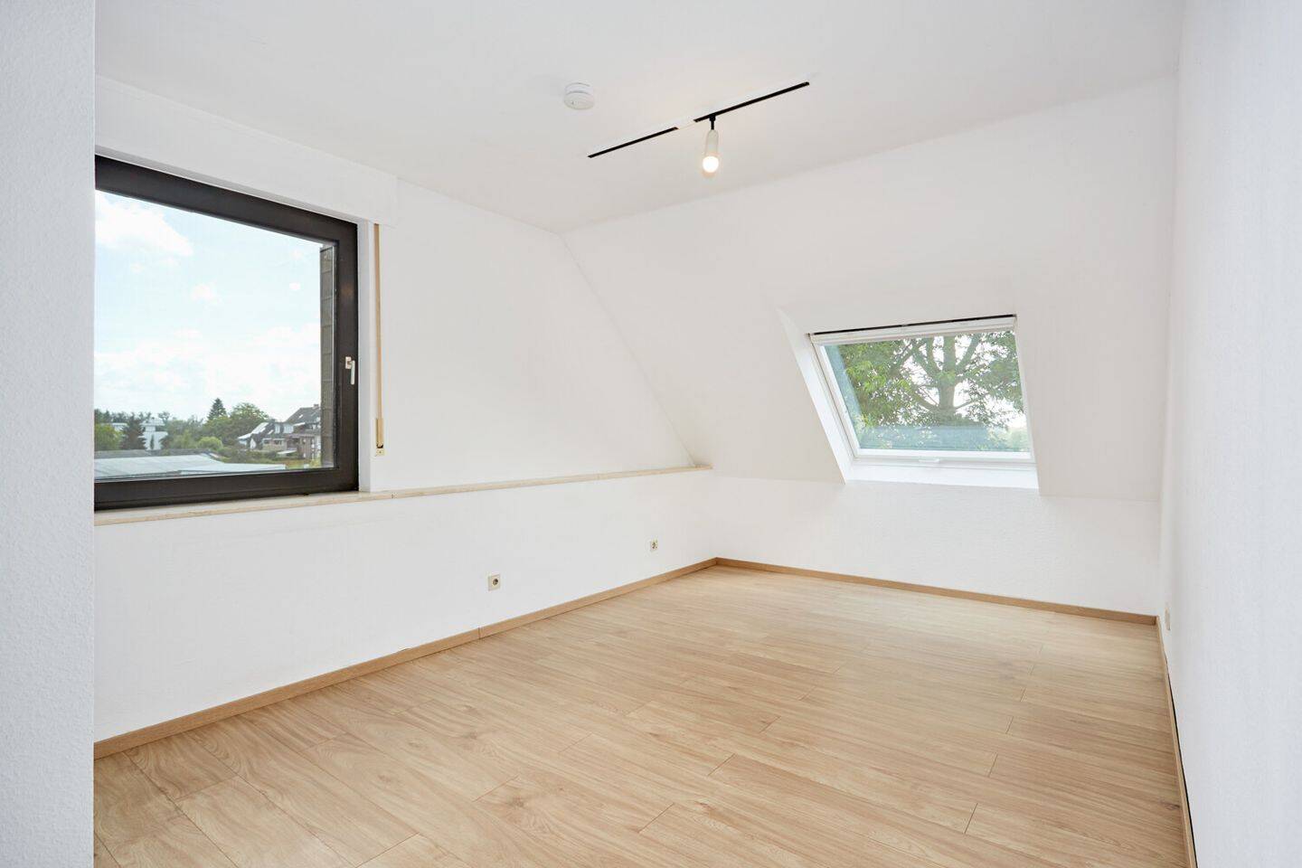 Einzigartiges Maisonette-Erlebnis mit Rheinblick, Garten und Balkonvielfalt – Düsseldorf – Vorschaubild 8