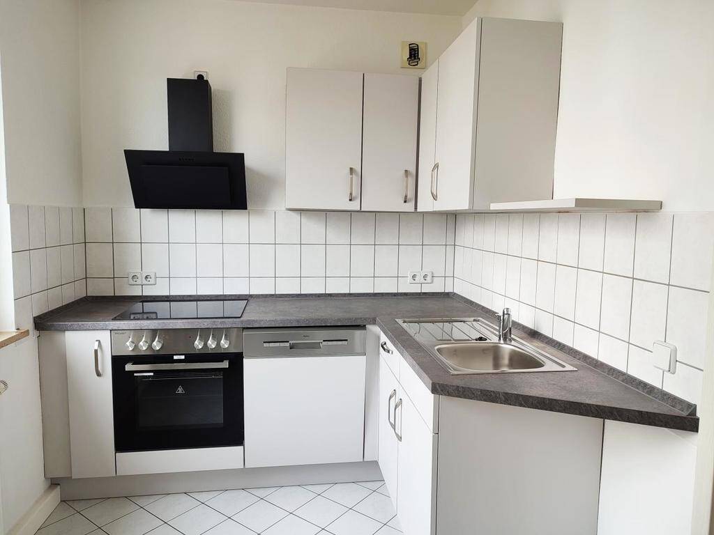 Helle 2-Raum-Wohnung mit Einbauküche