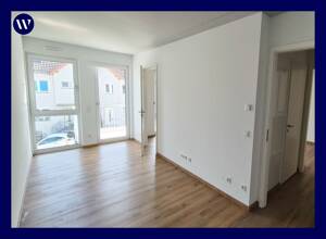 Genießen Sie das Wohnen mit Balkon! Helle 2 Zimmer, Einbauküche + Aufzug + TG-Platz