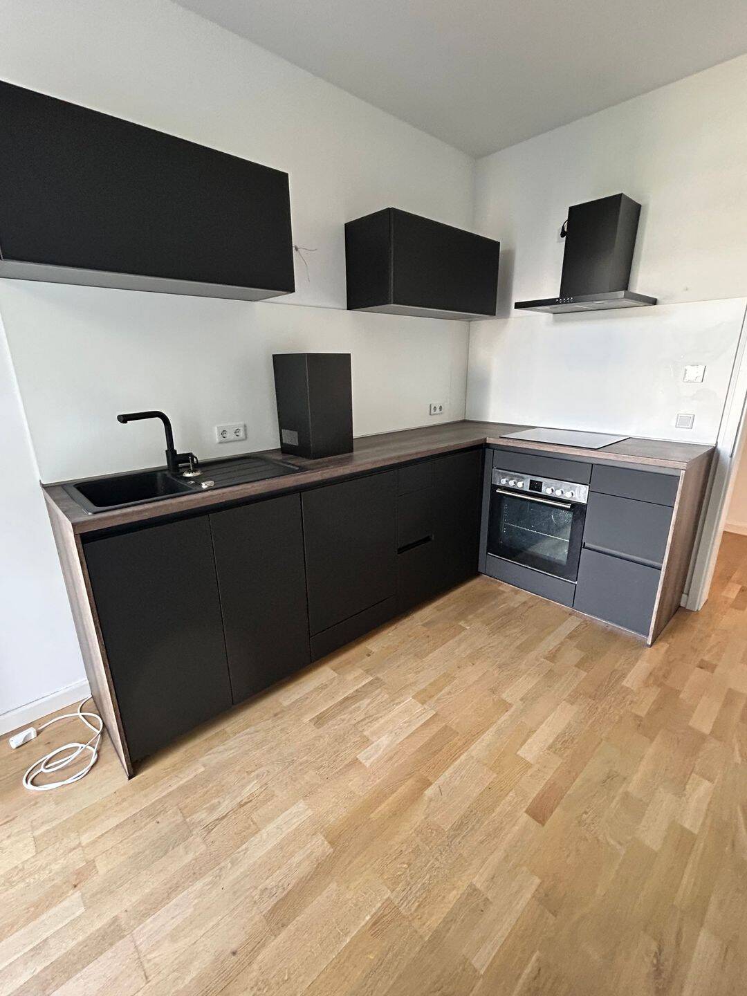 ATTRAKTIVE WOHNUNG mit PARKETT, FUßBODENHEIZUNG, BALKON, EBK, GÄSTE WC SOWIE MODERNEM BAD!!! – Chemnitz – Vorschaubild 2