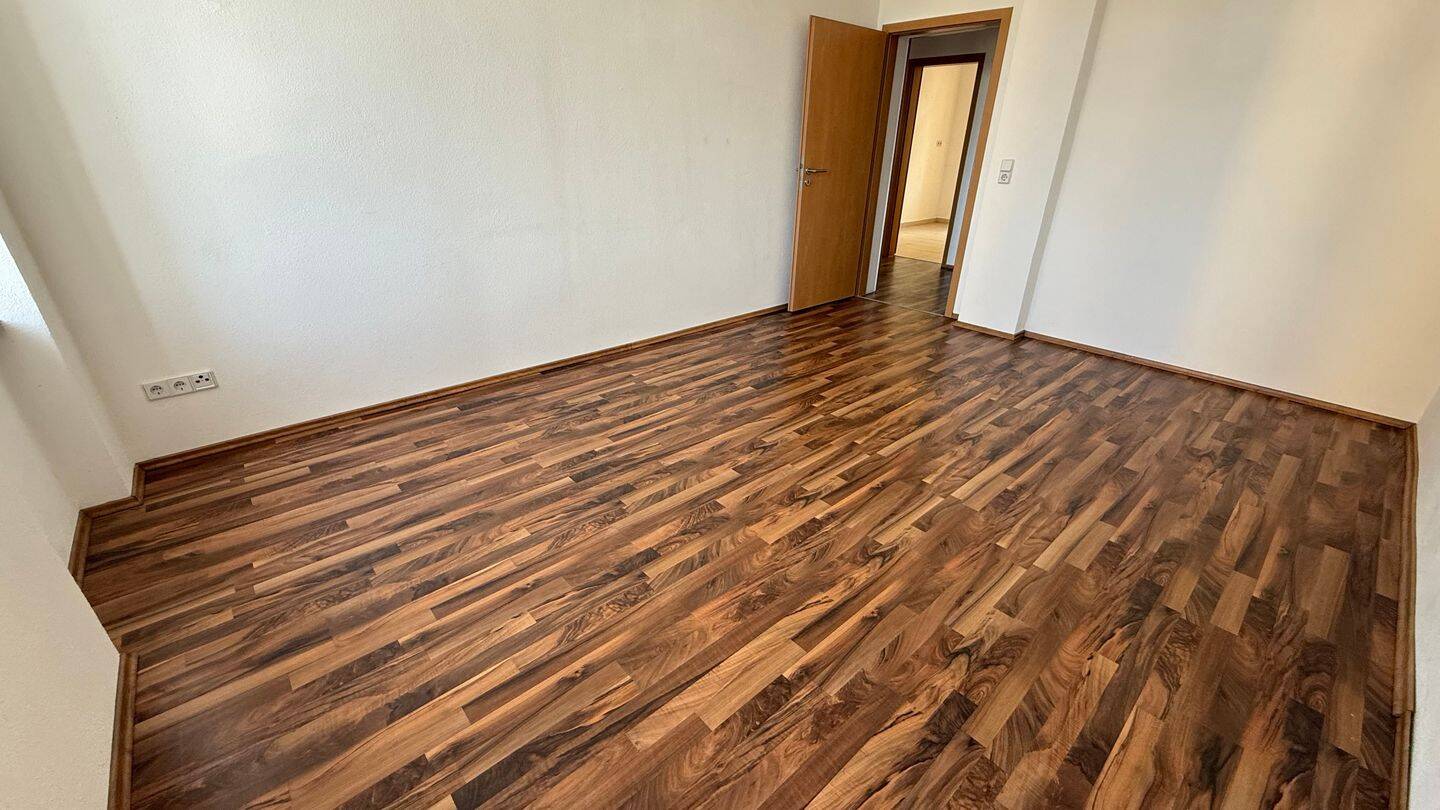 WG-gerechts im 2. OG *moderne Bodenbeläge - Eckbadewanne - Balkon - City-Nah – Chemnitz – Vorschaubild 2