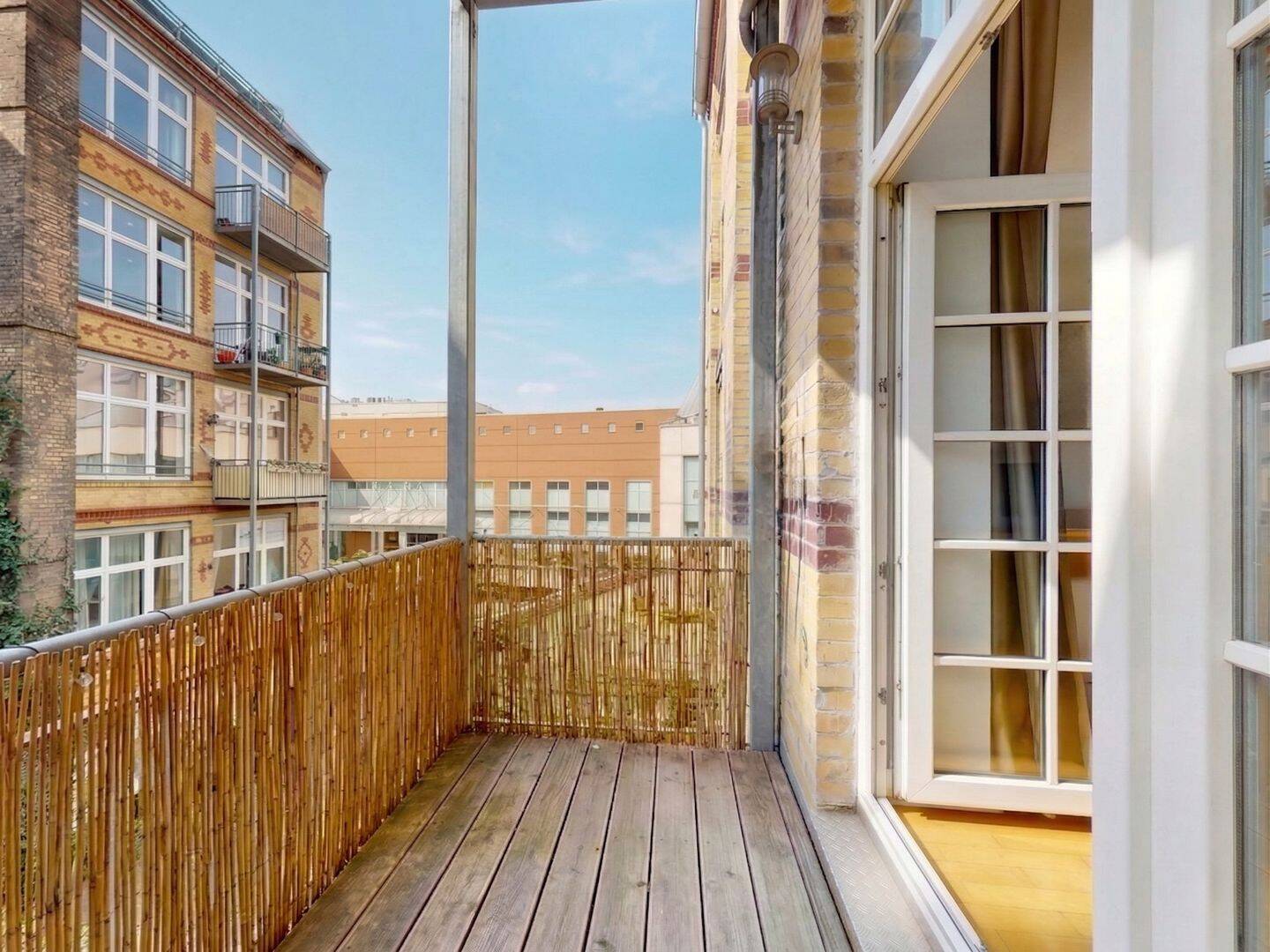 Bezugsfreie Altbauwohnung mit Loft-Charakter und Balkon – Berlin – Bild 1 von 9