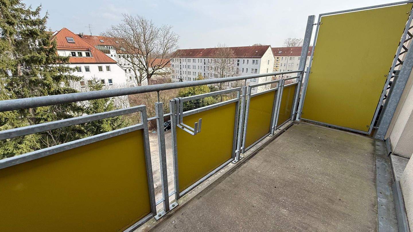Dachgeschoss + Fußbodenheizung + großer Balkon + Bad mit Fenster – Chemnitz – Vorschaubild 2