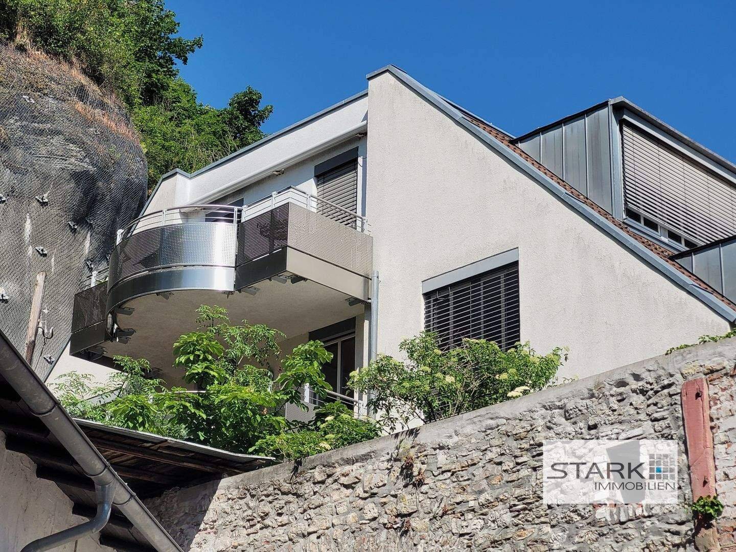 Ruhig gelegene Stadtwohnung mit elegant geschwungenem Balkon Richtung Festungsberg