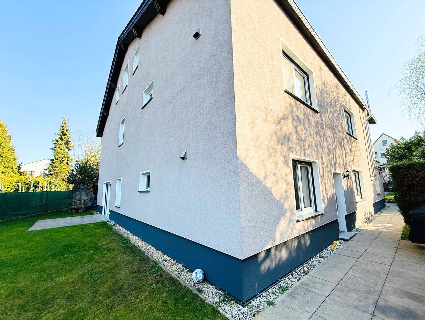 EIN HAUS VOLLER MÖGLICHKEITEN: Großzügiges Wohnen, vermietete WHG, Garten, eigene Einfahrt & mehr