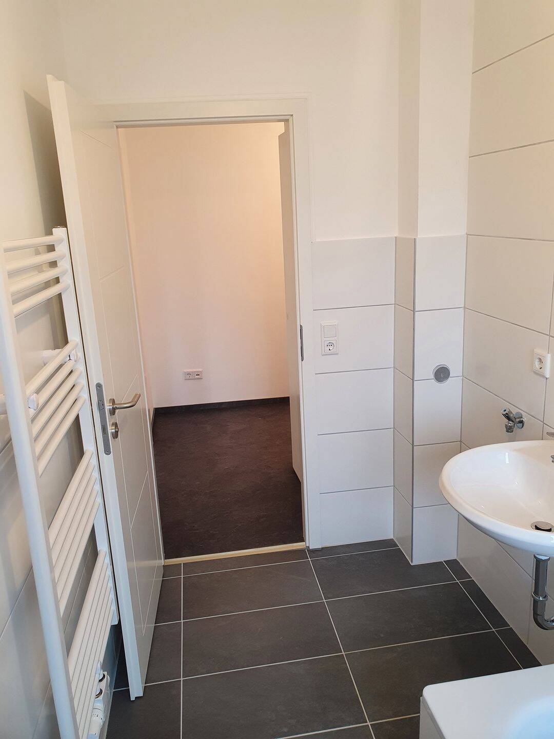 Achtung! Keine Erwerbsnebenkosten für Käufer! Top-2-Zimmerwohnung - Renovierte- Wunderschön, hell und perfekt aufgeteilt! – Nürnberg – Vorschaubild 2