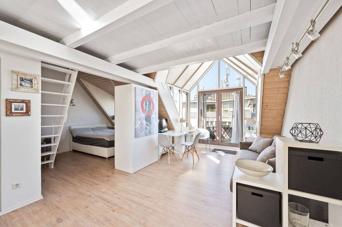 Exklusive 1,5-Zimmer-Dachgeschosswohnung mit Empore, Tiefgaragenstellplatz & Vollmöblierung in Top-Lage von Heilbronn – Heilbronn – Vorschaubild 3