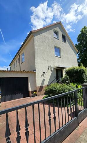 Hauptstadtmakler-Dreifamilienhaus mit bezugsfreier Wohnung in Top-Lage