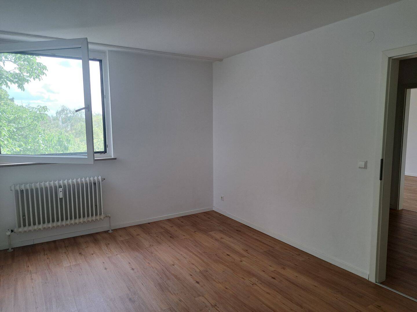 Renovierte 3-Zi.-Wohnung mit Loggia, EBK & TG nahe U-Bahn – Nürnberg – Vorschaubild 3
