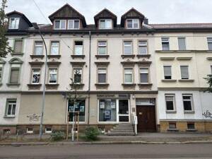 Mehrfamilienhaus mit großem Hinterhaus und zwei Garagen