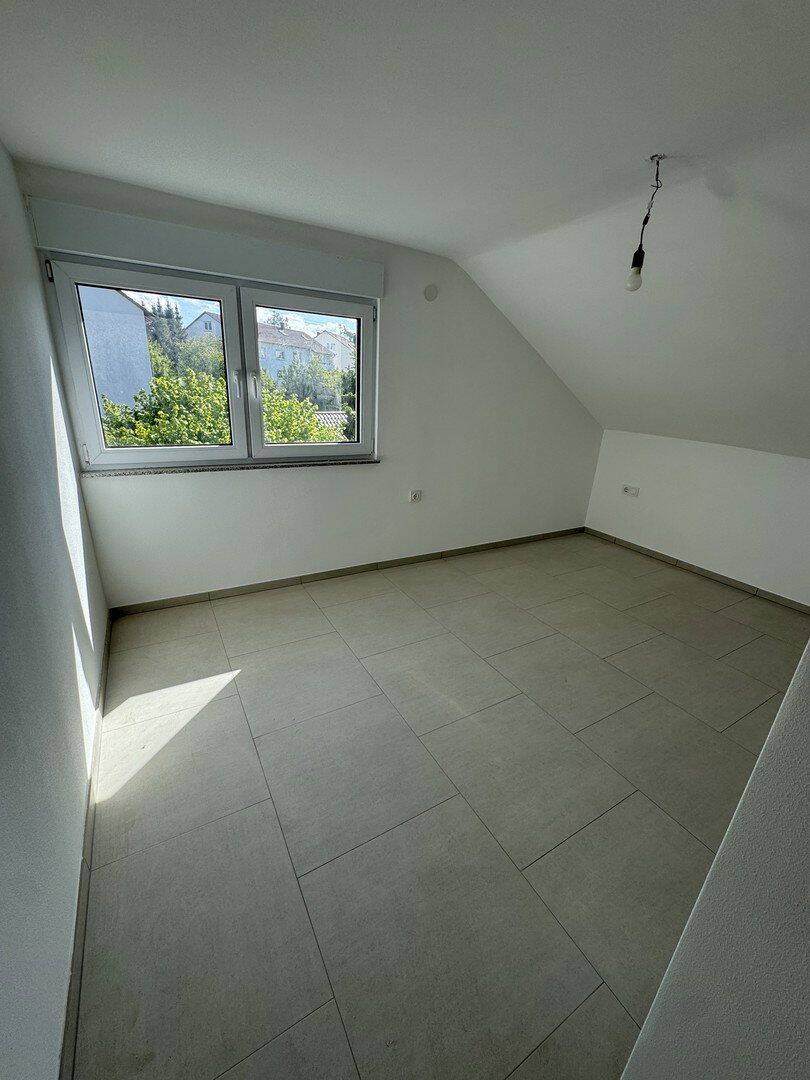 Erstbezug nach Kernsanierung: Moderne 3-Zimmer-Dachgeschosswohnung mit neuer Einbauküche