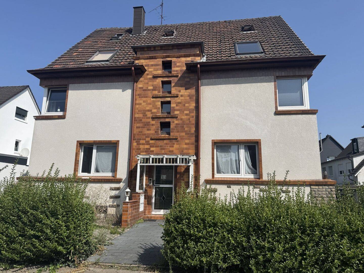 Teilsaniertes Dreifamilienhaus mit Potenzial, inkl. 7 Garagen & 3 Stellplätzen – Bochum – Vorschaubild 3