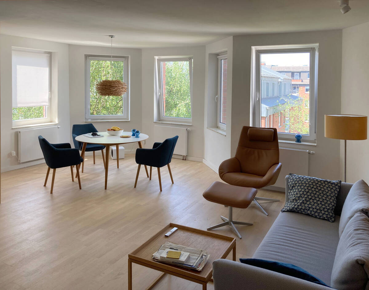 Helle, renovierte und möblierte Wohnung mit Erker, 2 Zimmern und EBK in HH-St Georg – 20099 Hamburg – Bild 1 von 9