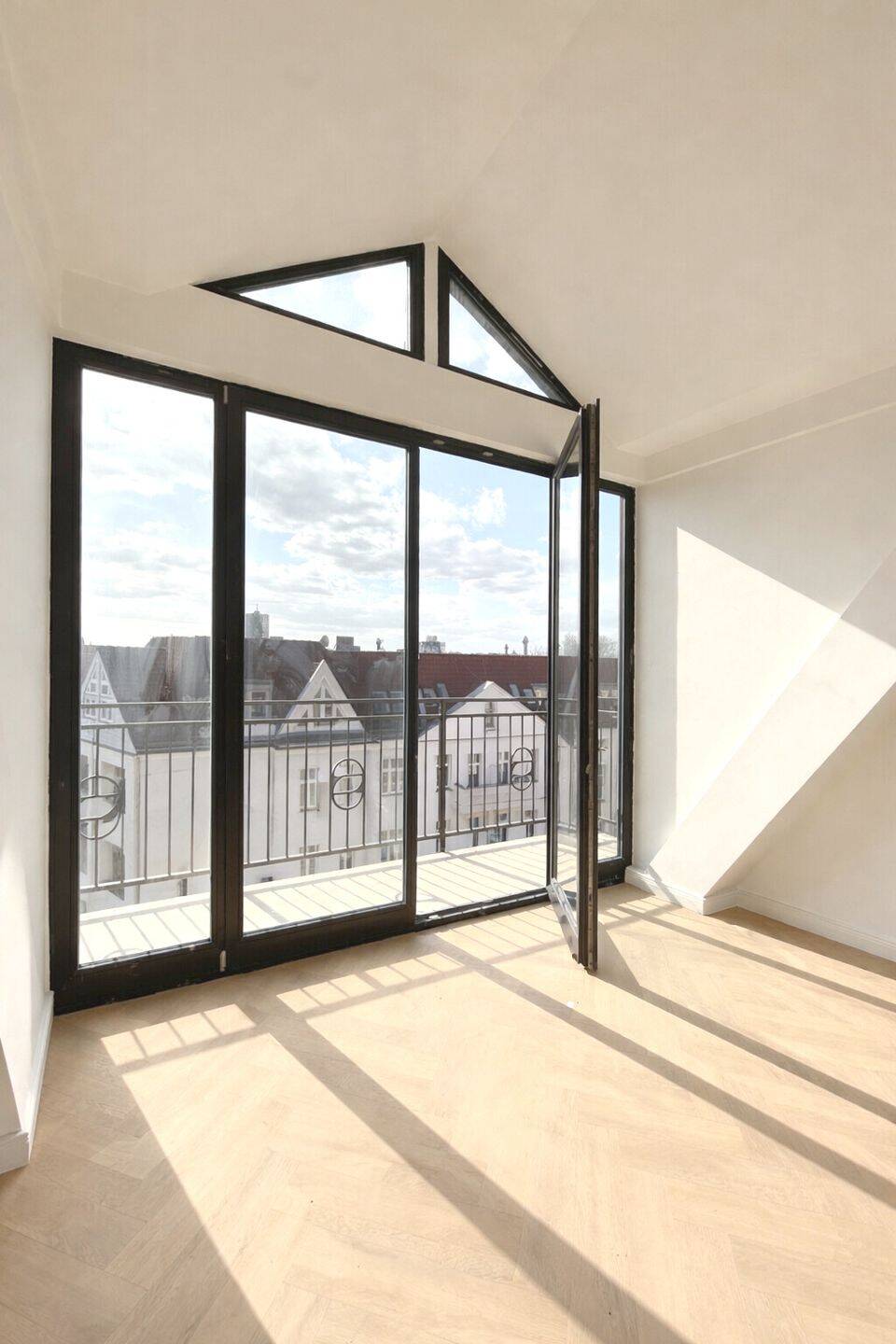 Traumwohnung im 5. OG - modernisierter Altbau mit Aufzug, Balkon, A+ Energieklasse und Einbauküche – Berlin – Vorschaubild 5