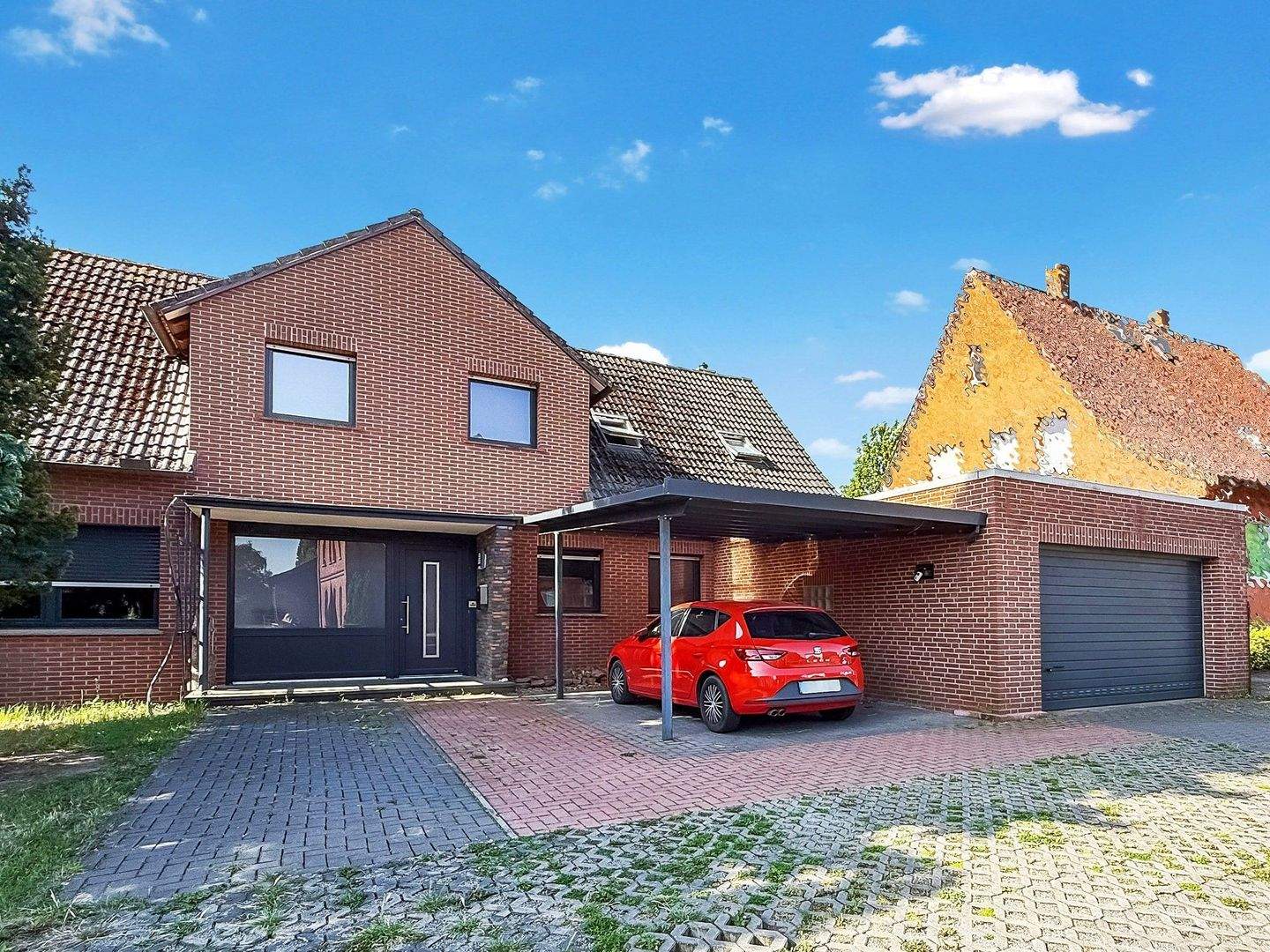 Stilvolles Zuhause mit viel Raum und Gartenidylle! – Porta Westfalica – Bild 1 von 9