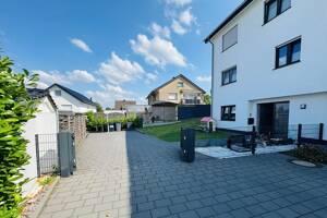 Moderne Doppelhaushälfte mit KfW-55-Standard, großzügigem Raumangebot und stilvollem Wohnkomfort! – 33699 Bielefeld – Vorschaubild 2