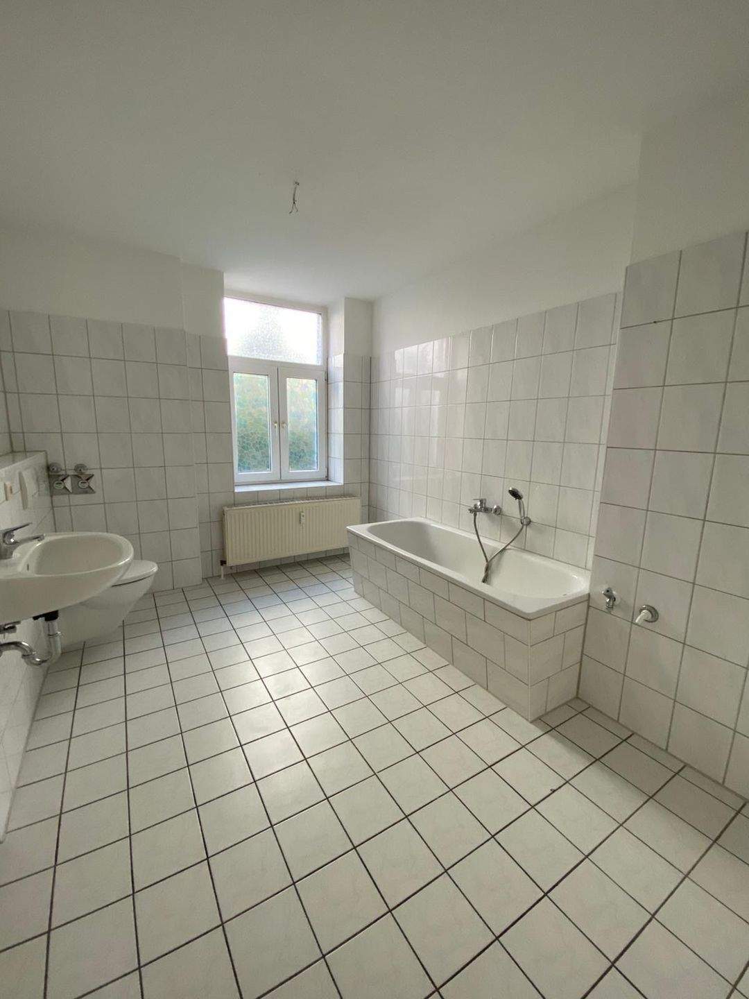 Frisch renoviert, Einbauküche & Tageslichtbad mit Wanne – Magdeburg – Vorschaubild 7