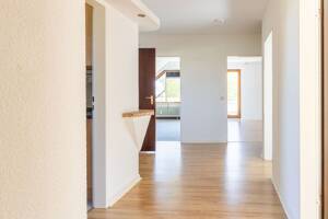 Ruhige Dachgeschosswohnung mit zwei Balkonen und viel Privatsphäre – 23562 Lübeck – Vorschaubild 2