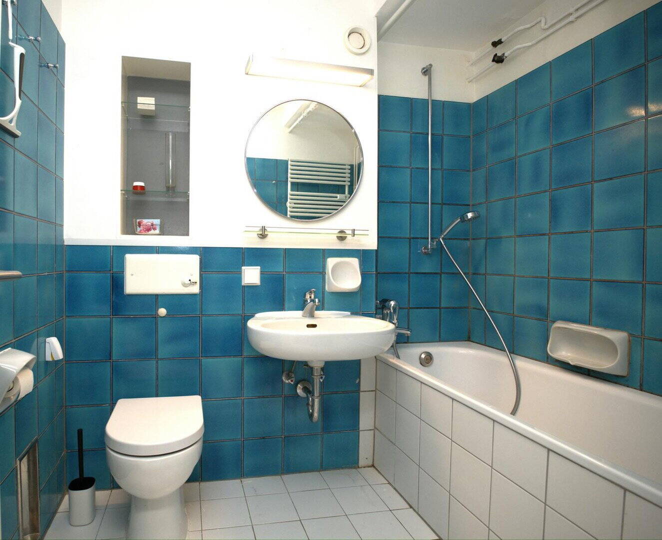 Ruhe in der Stadt: möbliert 42m²-Apartment mit Küche, Bad, Flur, direkt am Rhein. gute Parkmögl – Köln – Vorschaubild 2