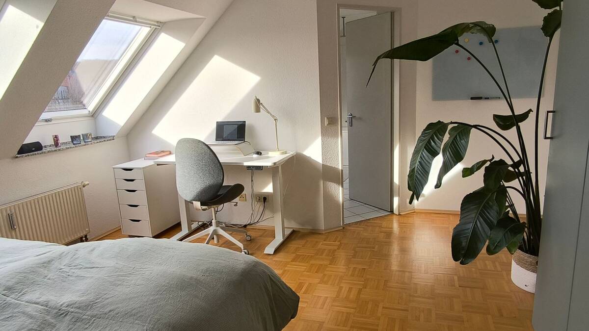 Helle Dachwohnung zur ZWISCHENMIETE 3-6 Monate – 40629 Düsseldorf – Bild 1 von 9