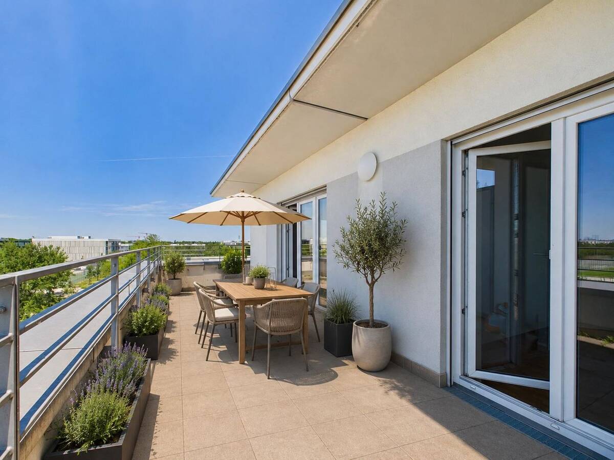 Lichtdurchflutete Dachterrassenwohnung mit unverbaubarem Skyline-Fernblick – 81829 München – Bild 1 von 9