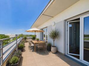 Lichtdurchflutete Dachterrassenwohnung mit unverbaubarem Skyline-Fernblick