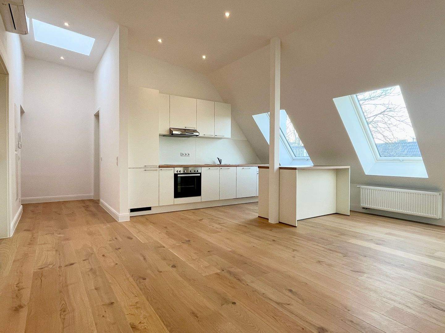 Dachgeschoss | 3 Zimmer | EBK | sanierter Altbau | Klimaanlage – Berlin – Vorschaubild 2
