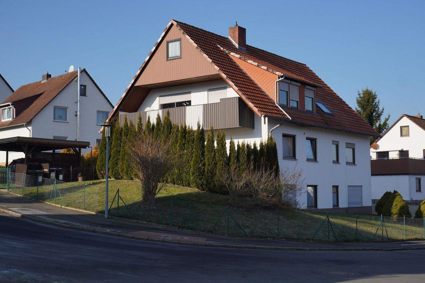 3-Familienhaus Hardegsen OT Gladebeck, vermietet, Garten, Carport und Autostellplätze – Hardegsen – Bild 1 von 4