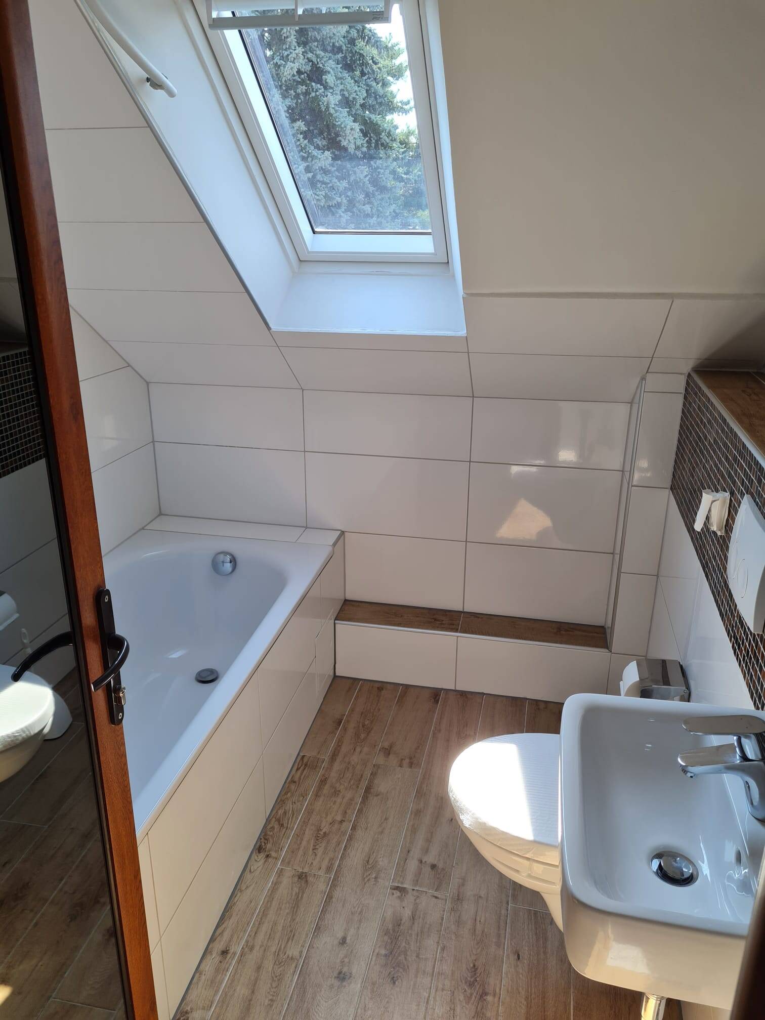 Dachgeschosswohnung mit Eingebauten Küche – Duisburg – Vorschaubild 3