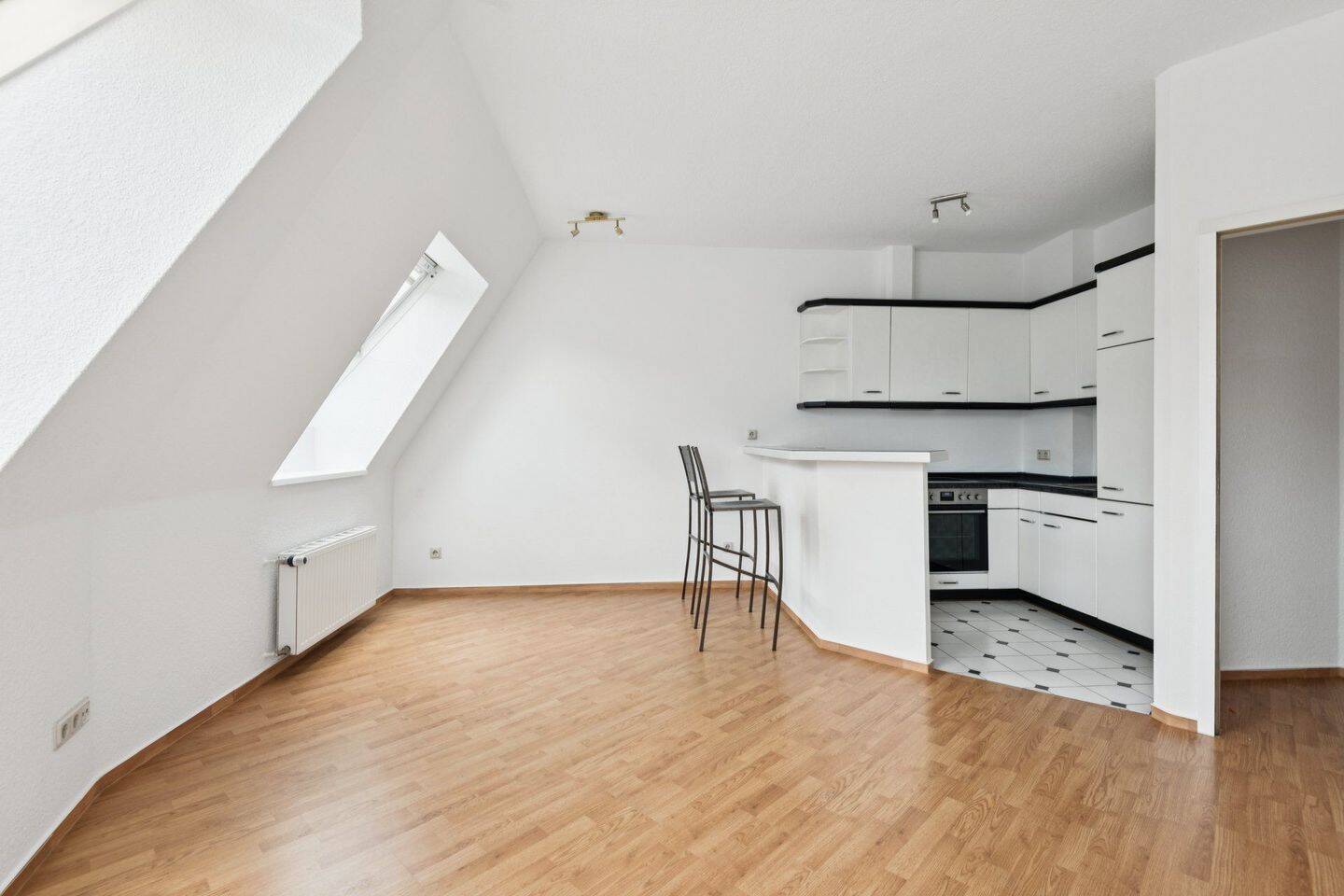 Attraktive, frisch renovierte 2-Zimmer-Wohnung mit moderner Einbauküche – Berlin – Vorschaubild 2