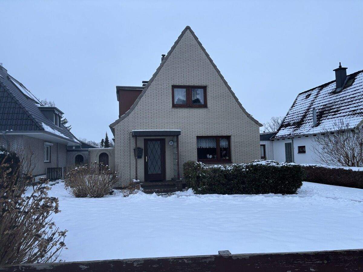 Sanierungsbedürftiges Einfamilienhaus in bester Lage in Tungendorf zu verkaufen! – Neumünster – Bild 1 von 9