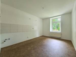 Komfortabel wohnen: Geräumige Wohnküche, überdachter Balkon & Bad mit Wanne/Dusche (Stellplatz mgl.) – 9130 Chemnitz – Vorschaubild 4