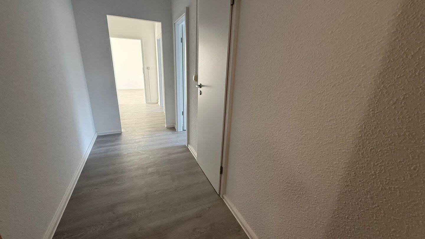 Modernem Bodenbelag - großer Südbalkon - Einbauküche mögl. ! – Chemnitz – Vorschaubild 3