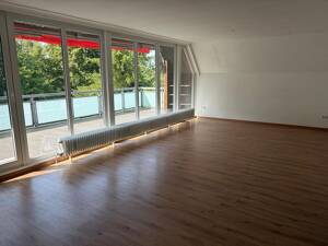 Ruhige 3 Zimmer Dachgeschosswohnung mit Balkon und Garage in Hamburg Wandsbek – 22147 Hamburg – Vorschaubild 2