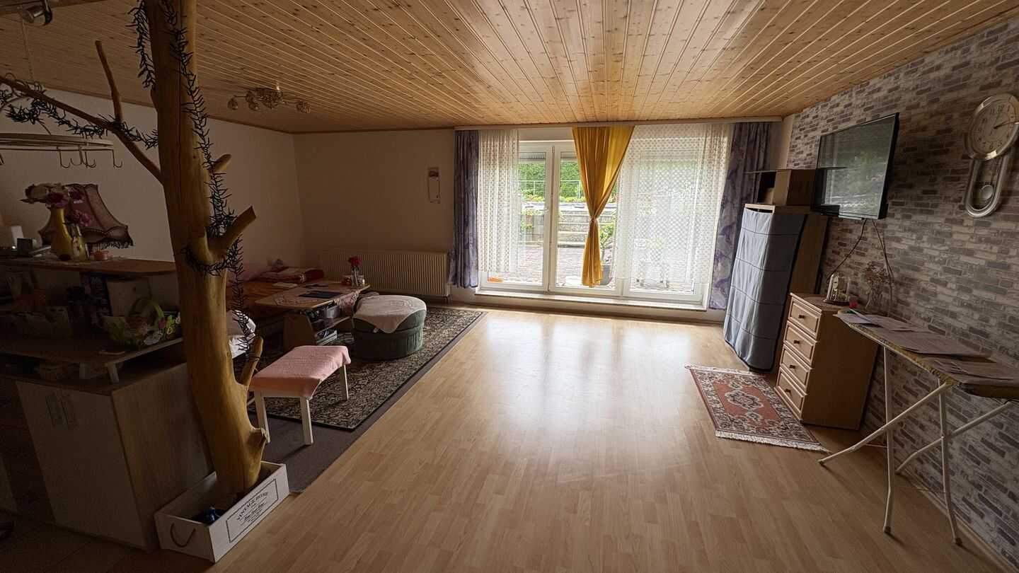 Geräumiges Einfamilienhaus mit wunderschönem Garten und einladendem Pool - der perfekte Rückzugsort für entspannte Stunden zu Hause. – Bad Lausick – Bild 1 von 7