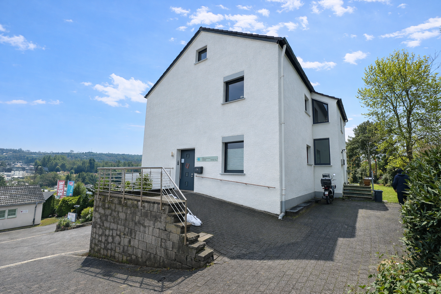 7,4% Renditepotential realisierbar! Laufend top modernisiert, energetisch saniert super zentral. – Bergneustadt – Vorschaubild 2