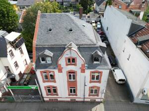 Altbaucharme trifft Wohnkomfort - Stilvolle 4-Zimmer-Wohnung mit Balkon, Einbauküche und Stellplatz – 60435 Frankfurt am Main – Vorschaubild 1