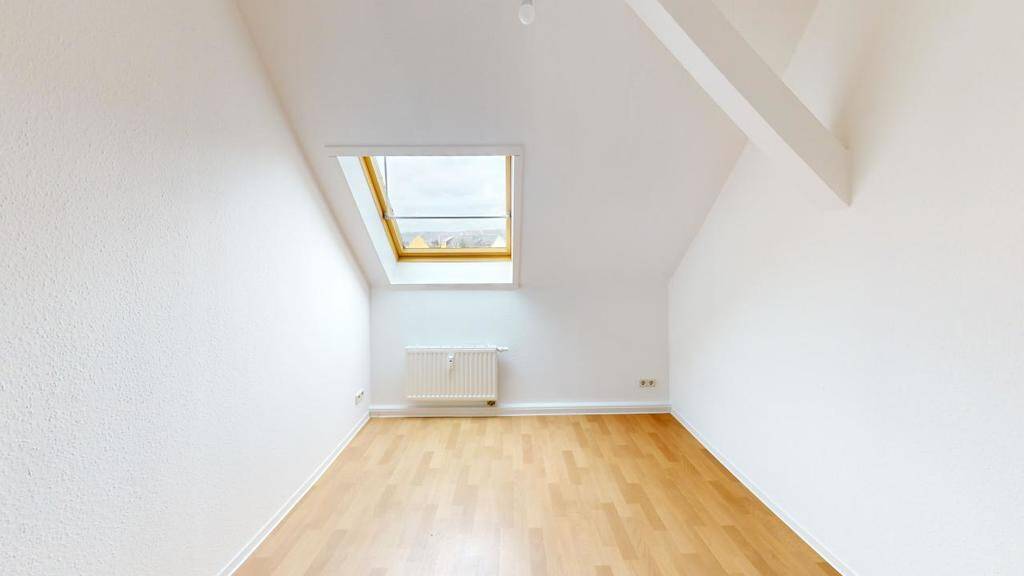 Charmante Dachgeschosswohnung mit Einbauküche – Chemnitz – Vorschaubild 3