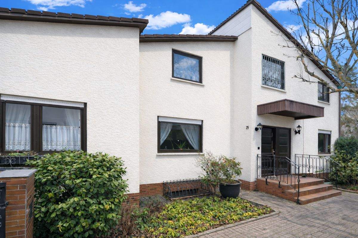 Klassisch, elegant und trotzdem erschwinglich (Erbpacht) - geräumiges Zweifamilienhaus mit Garten am Ende von ruhiger Sackstraße in OF-Bieber – 63073 Offenbach am Main – Bild 1 von 9